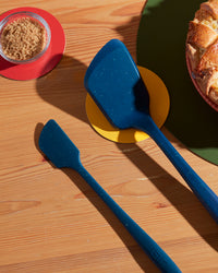The Vincent Ultimate Flip & Spatula set resting on a wooden surface. 